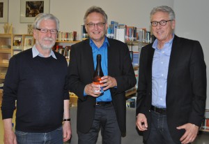 Jörg Fischer (links) bedankte sich im Namen des Fördervereins bei Prof. Zimmermann (Mitte). Initiiert wurde der Diwan von Dr. Charnitzky (rechts)
